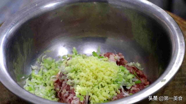 想吃熏肉不要买了，厨师长教你简单做法，做出的熏肉香咸不油腻