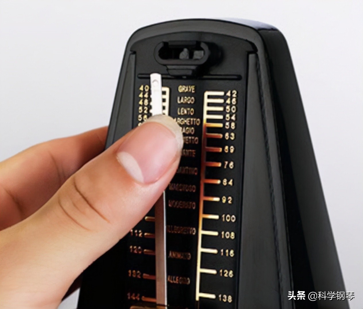 初学钢琴，弹的曲子节奏很乱，需要买节拍器用吗？