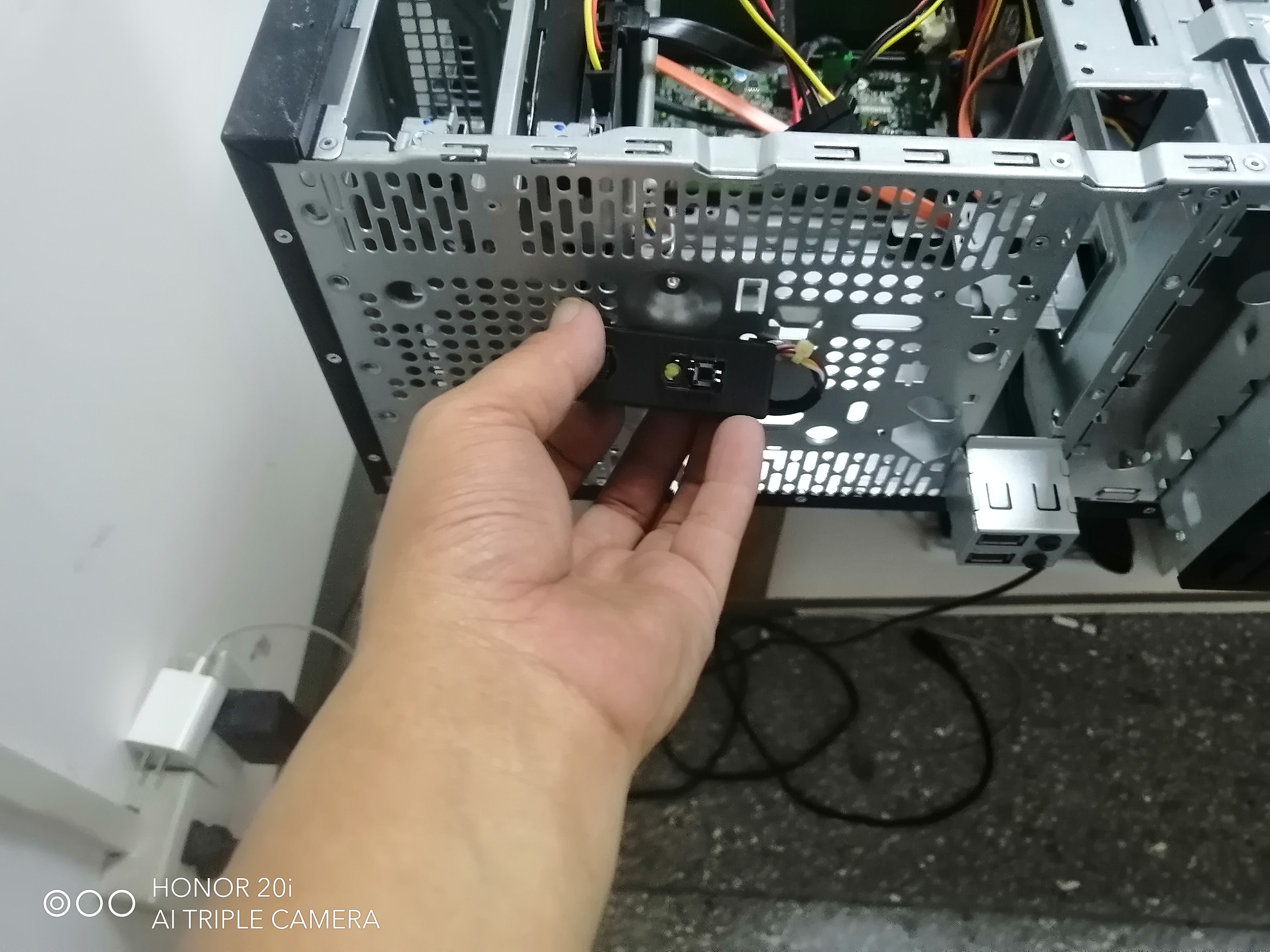 主机电脑一直重启的问题