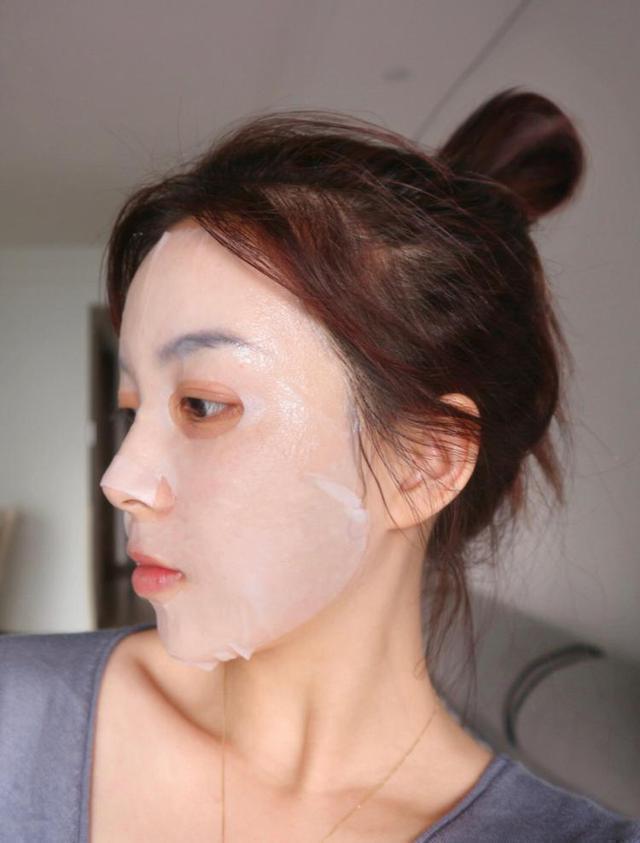 赵露思随手一晒的面膜火了，价格便宜美白又保湿，网友：早点推啊
