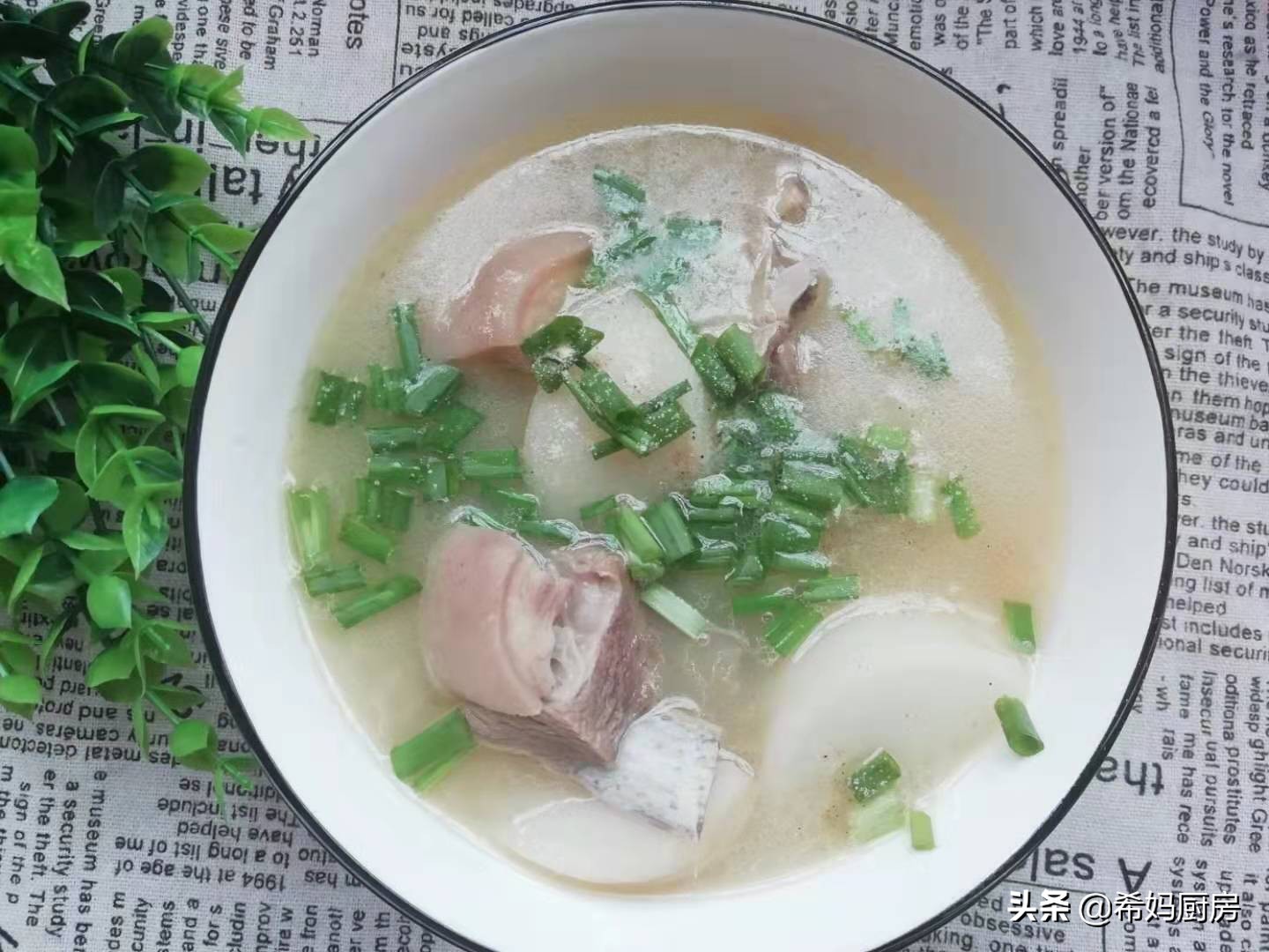冬天喝羊肉汤暖身，怎么熬成奶白色？教你详细步骤，喝到鼻尖冒汗