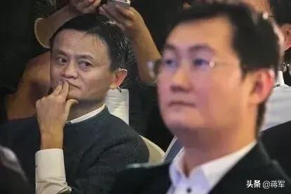 马化腾身价超2500亿，微信却几乎不收费，腾讯到底是怎么挣钱的？