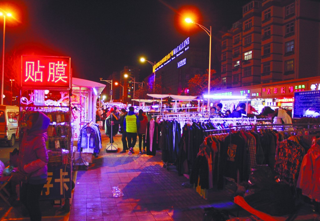 地摊经济大火，小伙摆摊一晚收入1000元， 赚钱的方法都在这里了