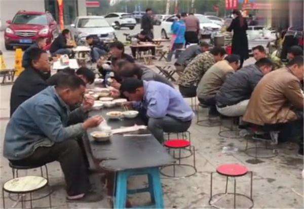 工地上的10元快餐店能赚钱吗？这么便宜能放心吃吗