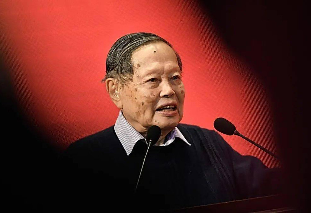 谁在背后安排了宇宙的一切？杨振宁：有造物者，宇宙不是偶然的