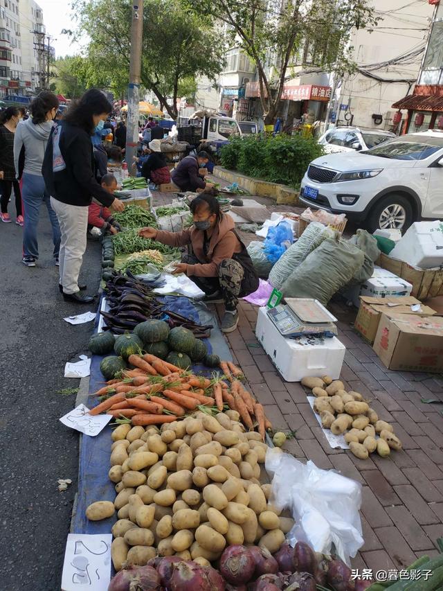 地摊，早市人来人往很热闹，看看效益咋样，啥东西最火好出手