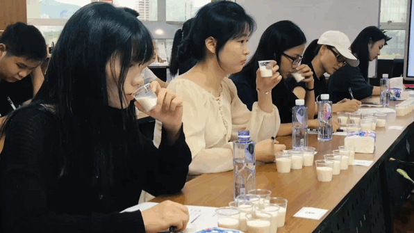 金典、光明、特仑苏……16款常喝的牛奶实测，看完你会怎么选？