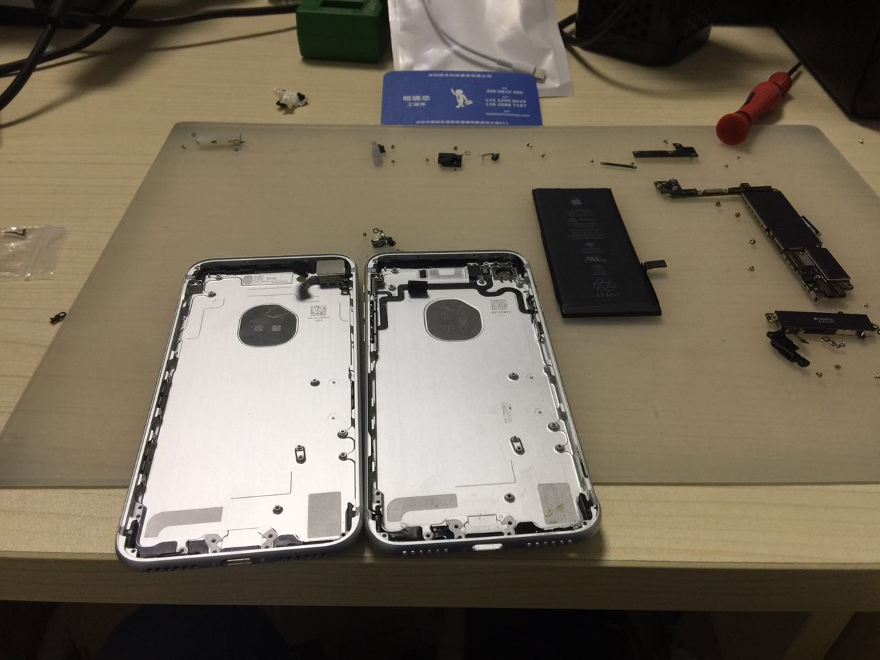 苹果7拆机分解过程，做工精细，不得不佩服IPHONE 7