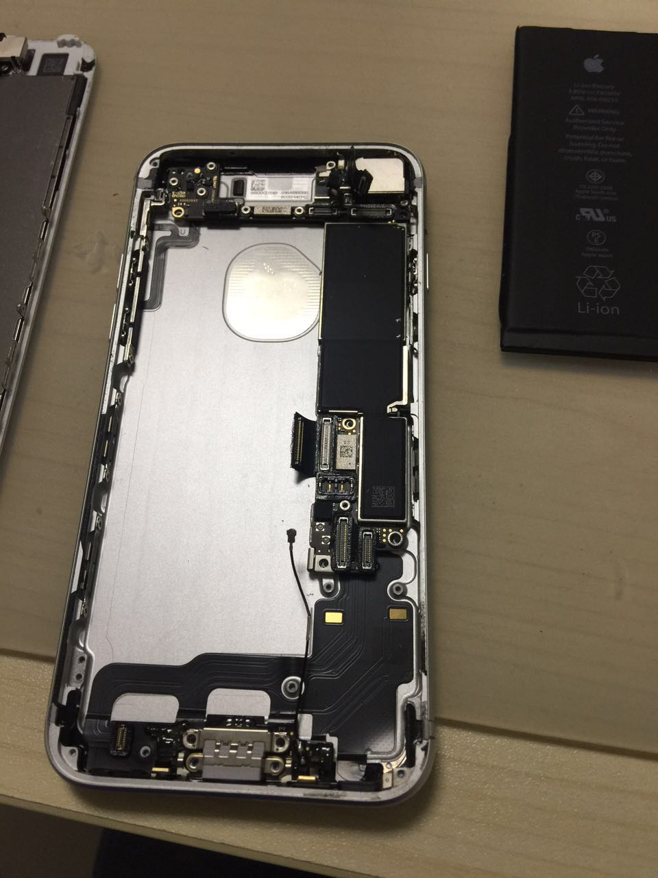 苹果7拆机分解过程，做工精细，不得不佩服IPHONE 7