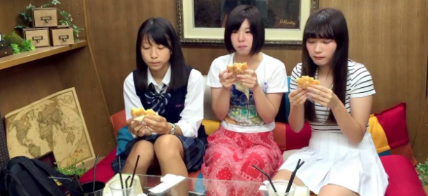 日本女高中生零花钱不够时，她们如何挣钱？！