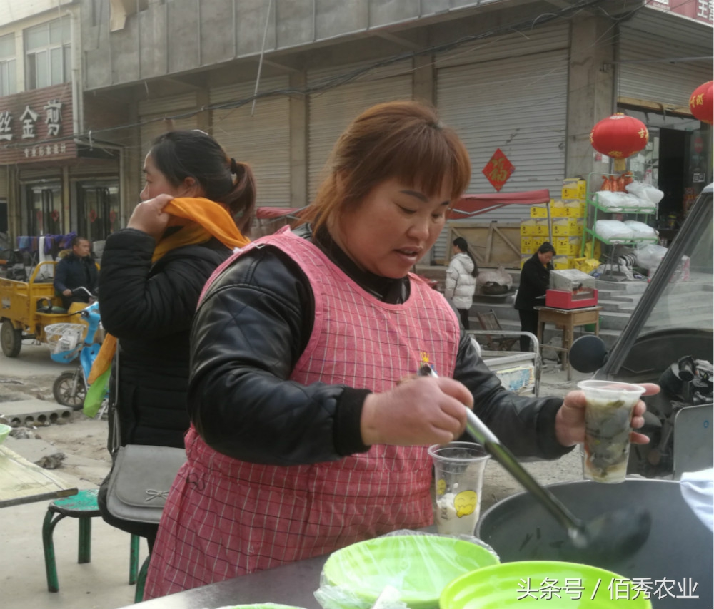 农村人兼职卖小吃，每天多赚200元，生意火爆的秘诀是什么