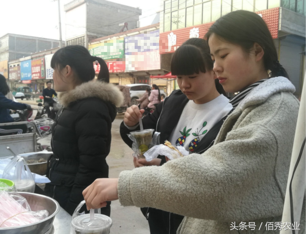 农村人兼职卖小吃，每天多赚200元，生意火爆的秘诀是什么