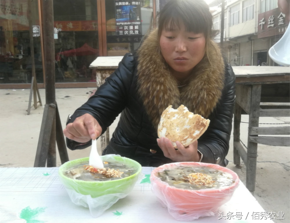农村人兼职卖小吃，每天多赚200元，生意火爆的秘诀是什么