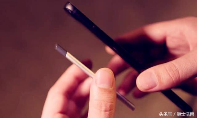 英特尔卡片式PC主机：比手机还要小，还要薄！