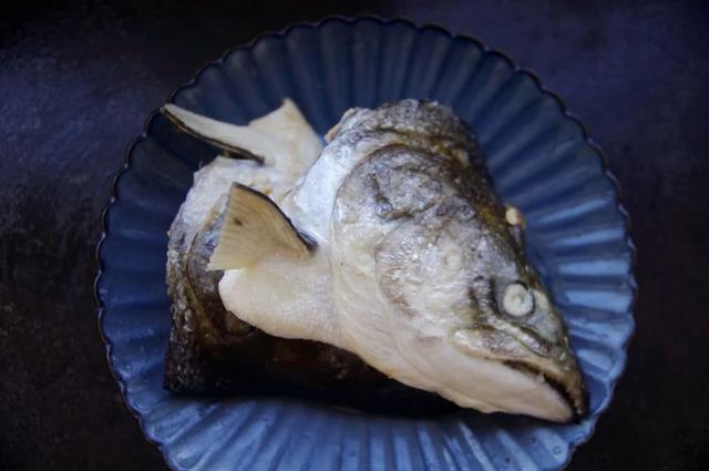7块钱一个三文鱼头，脖子上还带一圈肉，炖汤吃肉聚划算哈哈！