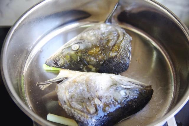 7块钱一个三文鱼头，脖子上还带一圈肉，炖汤吃肉聚划算哈哈！