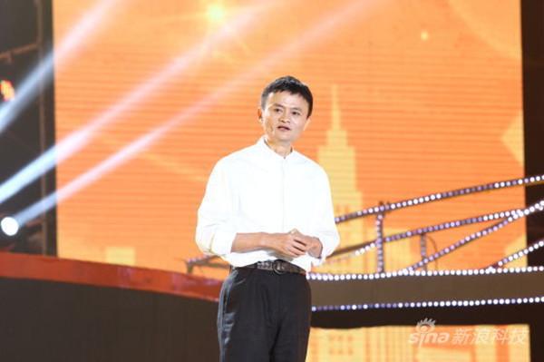6年前，马云卸任阿里CEO，单膝下跪引起全场惊呼