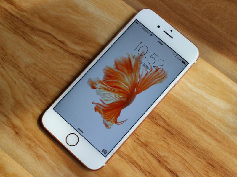 再看iPhone6s，外观精致小巧，手感亲肤，适合送给父母