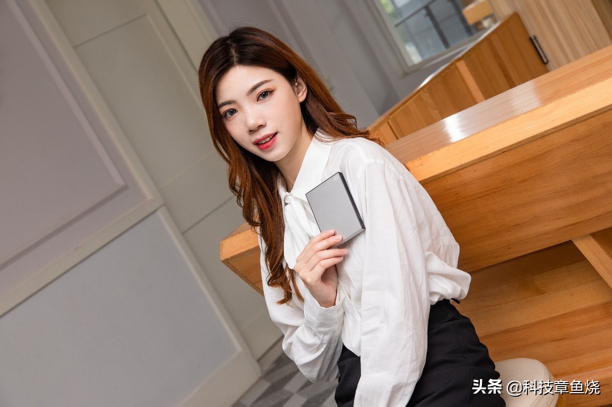 选购移动硬盘，这款希捷铭系列加密满足你的颜值控