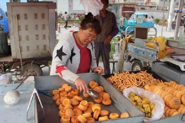 农村大集十大畅销产品：烟花爆竹上榜，第九城里人也来买农