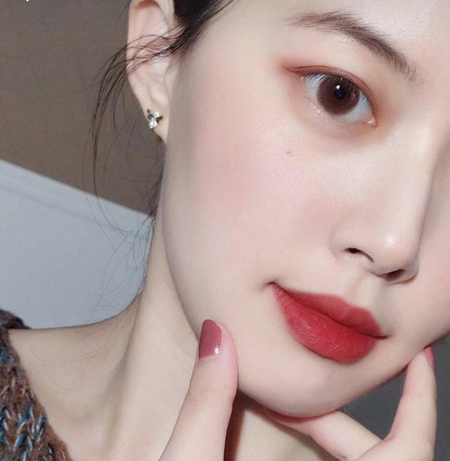 最近一款“变态”精华液火了，美白还淡斑，用后暗沉肌肤变白了