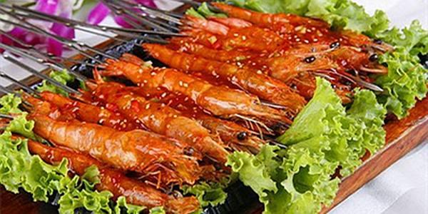 烧烤小摊位成为夏天高利润行业，月入2万元很正常！
