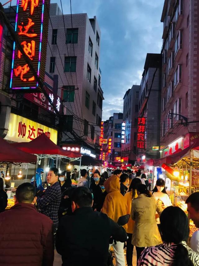 昆明最大的夜市—双桥夜市，这里各种美食小吃，美女也很多