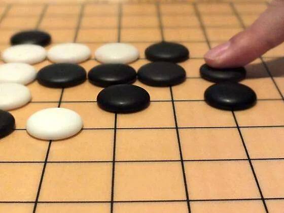 一夜之间火起来的五子棋“不败秘笈”！赶紧学起来