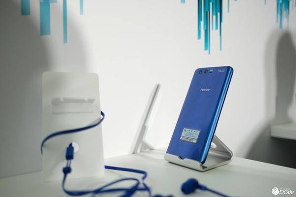 荣耀 9 正式登场：3D 曲面玻璃机身，定价 2299 元起