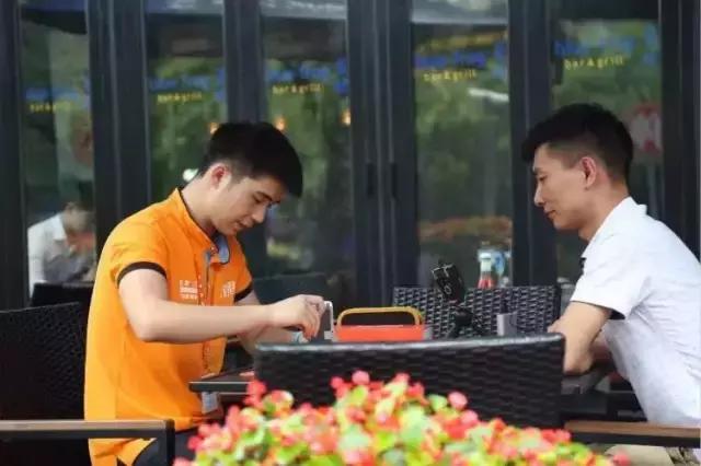 比京东快递员还赚钱的职业，这些90后上门修手机，全都月入2万