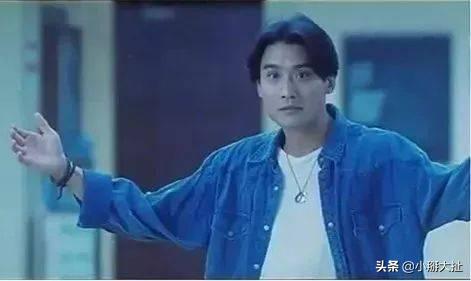 1984年，梁家辉拒绝“悔过”，遭台湾封杀失业，与朋友一起摆地摊