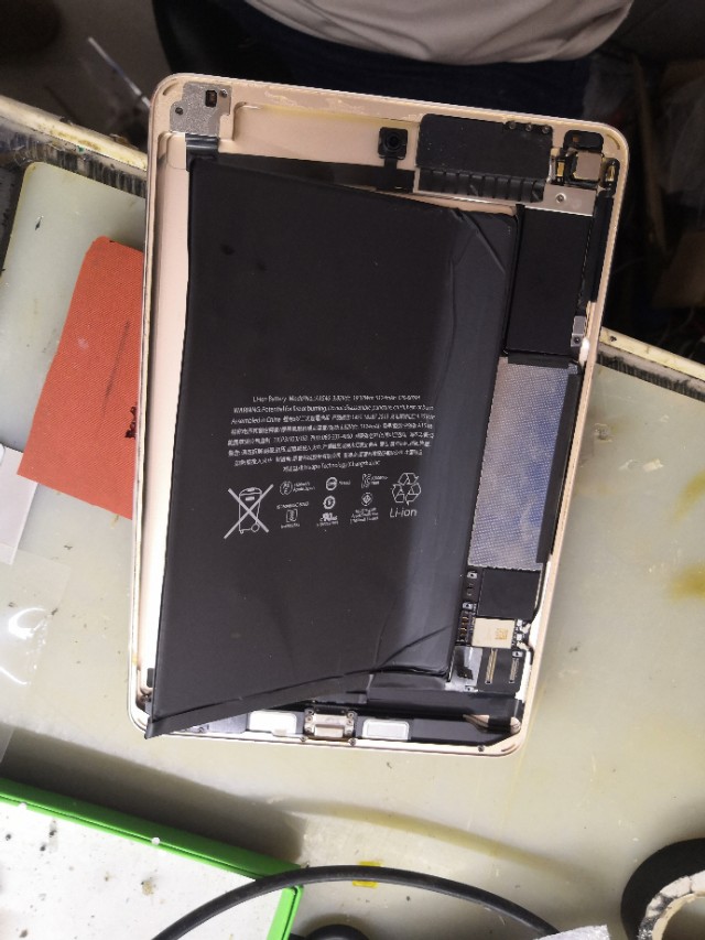 ipad mini 4 内部细节 和 A1538 换电池过程，