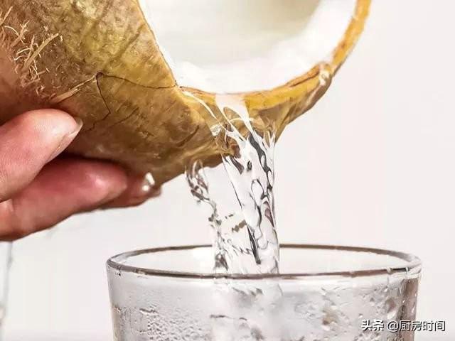 椰子壳上有个小机关，要想吃椰肉，轻轻一动就能完美打开，特方便
