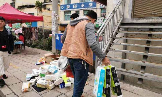 推荐一个超赚钱的项目，2020年轻松月入过万（看不起的地摊）