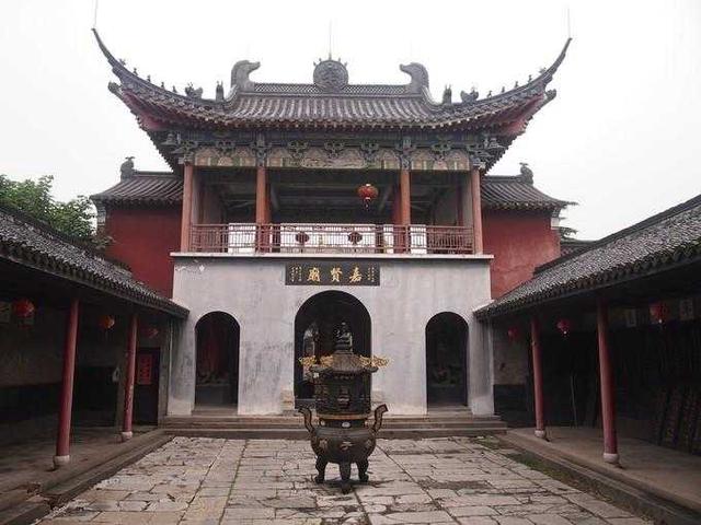 世界最大镜片生产基地，相关企业1300多家，称为中国眼镜之乡