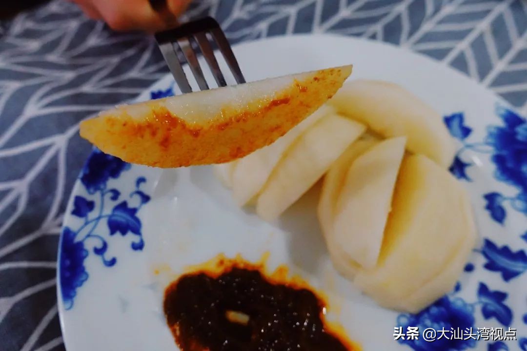 在潮汕，沙茶酱可以蘸一切