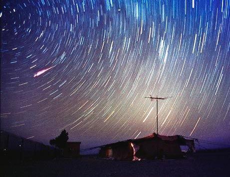 天空中为什么会出现流星雨？