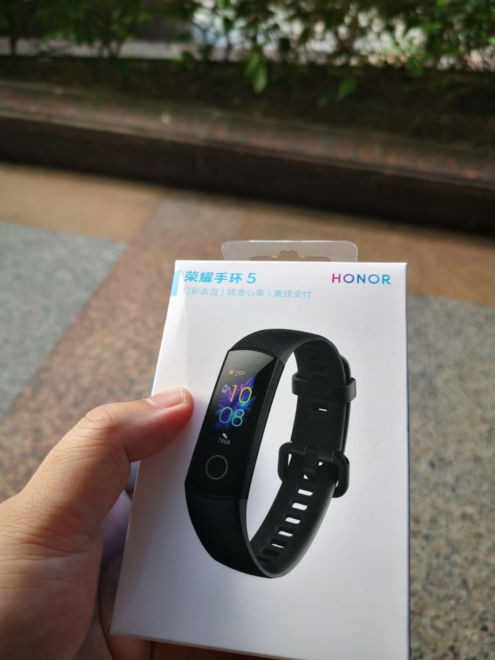 如果手持荣耀手环5的话，可以试试用它控制手机音乐播放和拍照