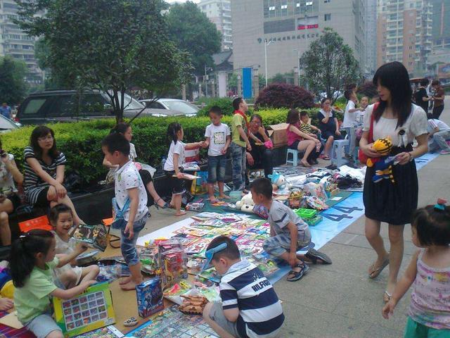 新手摆地摊卖货技巧！从地摊小白到赚钱大神只需三步