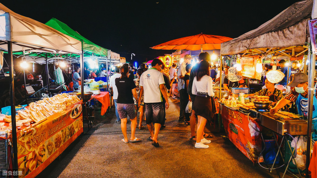 地摊经济大火，小伙摆摊一晚收入1000元， 赚钱的方法都在这里了