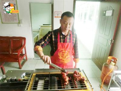 想在学校门口卖小吃做什么好？适合一个男人摆摊的小吃