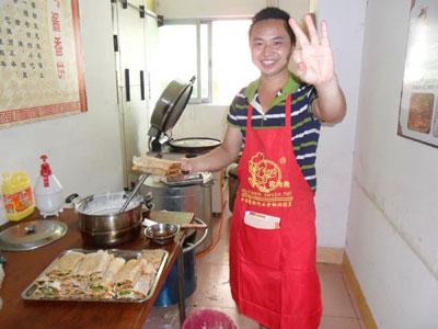 想在学校门口卖小吃做什么好？适合一个男人摆摊的小吃