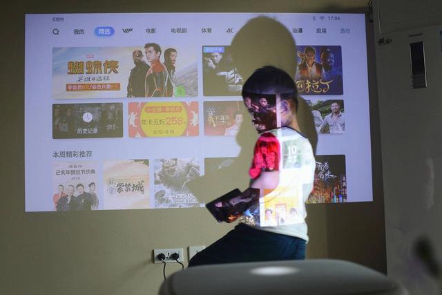 坚果的轻奢级智能投影仪，值得买吗？坚果J9真实测评