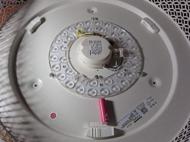 究竟是升级了还是缩水了？松下百元级LED吸顶灯对比评测