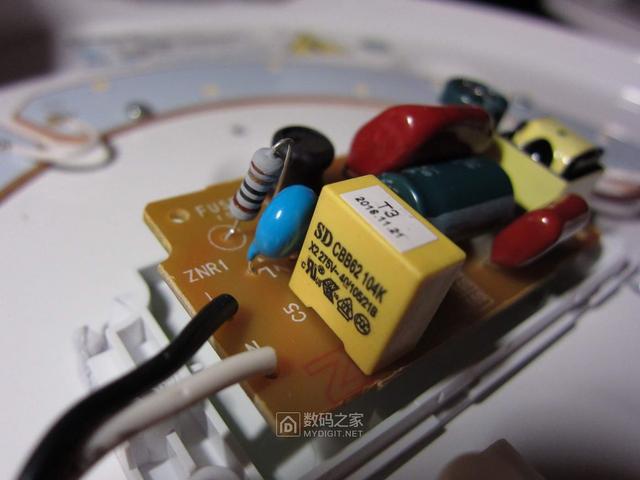 究竟是升级了还是缩水了？松下百元级LED吸顶灯对比评测