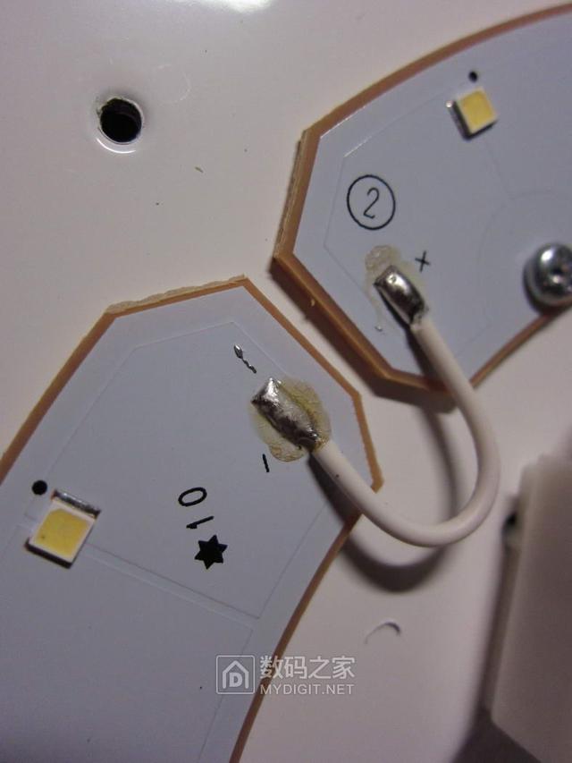 究竟是升级了还是缩水了？松下百元级LED吸顶灯对比评测