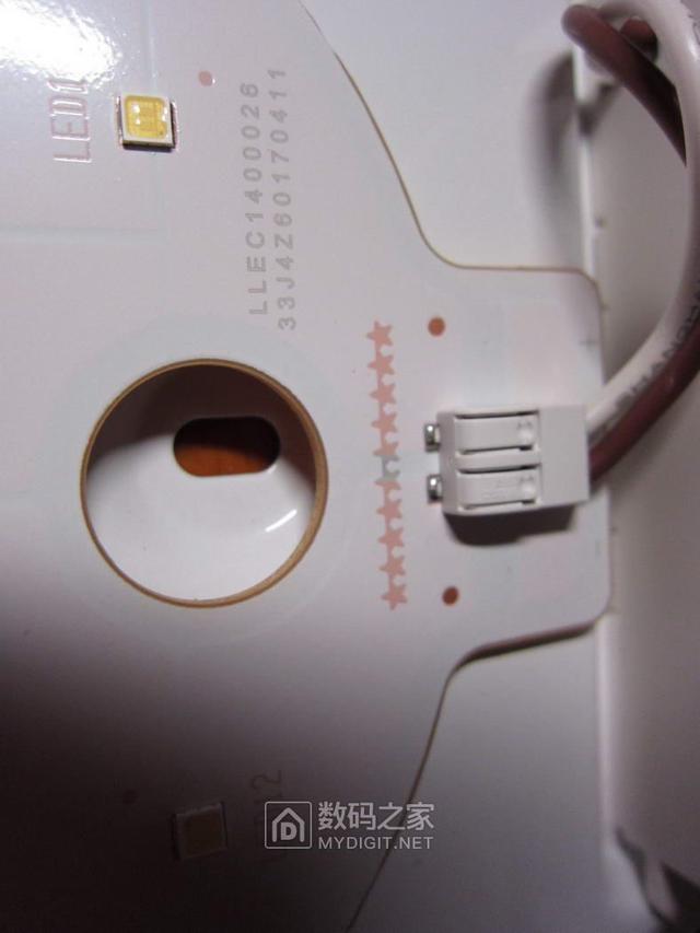 究竟是升级了还是缩水了？松下百元级LED吸顶灯对比评测