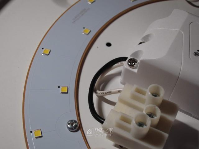 究竟是升级了还是缩水了？松下百元级LED吸顶灯对比评测