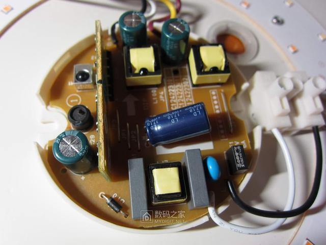 究竟是升级了还是缩水了？松下百元级LED吸顶灯对比评测