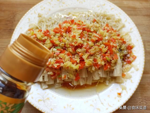 大厨教你怎么做金针菇，鲜香入味，好吃不塞牙，上桌瞬间就抢光盘